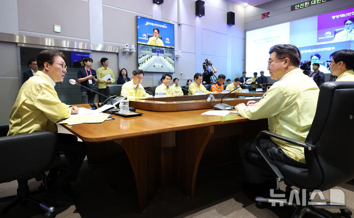 [서울=뉴시스] 이영환 기자 = 김민석 국무총리가 27일 오전 서울 종로구 정부서울청사에서 열린 국가정보자원관리원 화재 관련 대책회의에 참석해 발언을 하고 있다. 2025.09.27. 20hwan@newsis.com