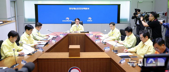 [서울=뉴시스] 이영환 기자 = 김민석 국무총리가 27일 오전 서울 종로구 정부서울청사에서 열린 국가정보자원관리원 화재 관련 대책회의에 참석해 발언을 하고 있다. 2025.09.27. 20hwan@newsis.com