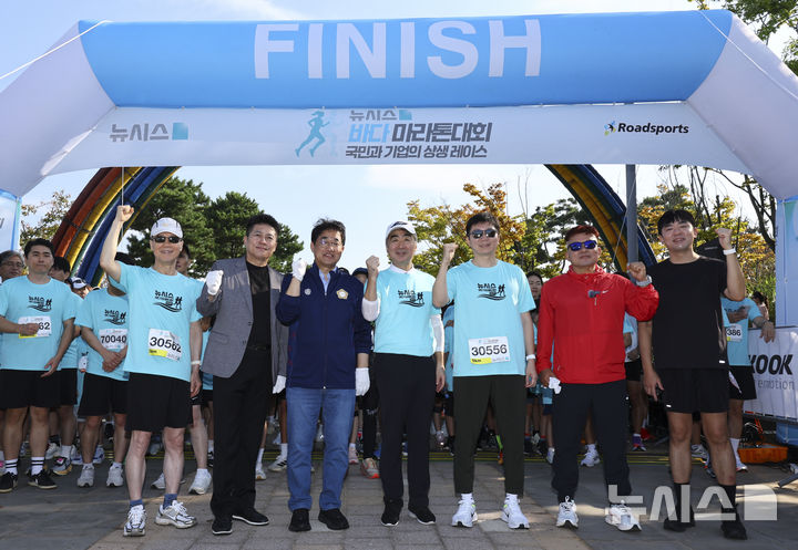 [인천=뉴시스] 박주성 기자 = 홍선근(왼쪽) 뉴시스 회장과 염영남(왼쪽 네번째) 뉴시스 대표이사 사장을 비롯한 내빈들이 27일 인천 중구 씨사이드파크 하늘구름광장에서 열린 제1회 뉴시스 바다마라톤 대회에서 기념촬영을 하고 있다. 2025.09.27. park7691@newsis.com