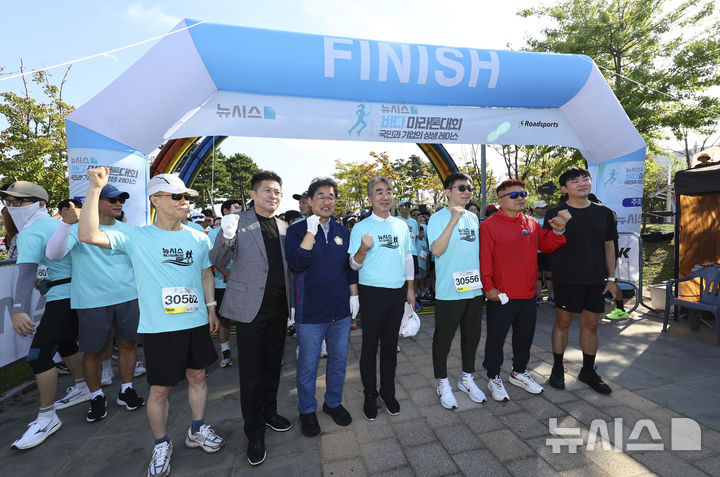[인천=뉴시스] 박주성 기자 = 홍선근(왼쪽) 뉴시스 회장과 염영남(왼쪽 네번째) 뉴시스 대표이사 사장을 비롯한 내빈들이 27일 인천 중구 씨사이드파크 하늘구름광장에서 열린 제1회 뉴시스 바다마라톤 대회에서 기념촬영을 하고 있다. 2025.09.27. park7691@newsis.com