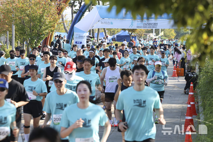 [인천=뉴시스] 조성우 기자 = 27일 인천 중구 씨사이드파크 하늘구름광장에서 열린 제1회 뉴시스 바다마라톤 대회에서 참가자들이 출발 하고 있다. 2025.09.27. xconfind@newsis.com