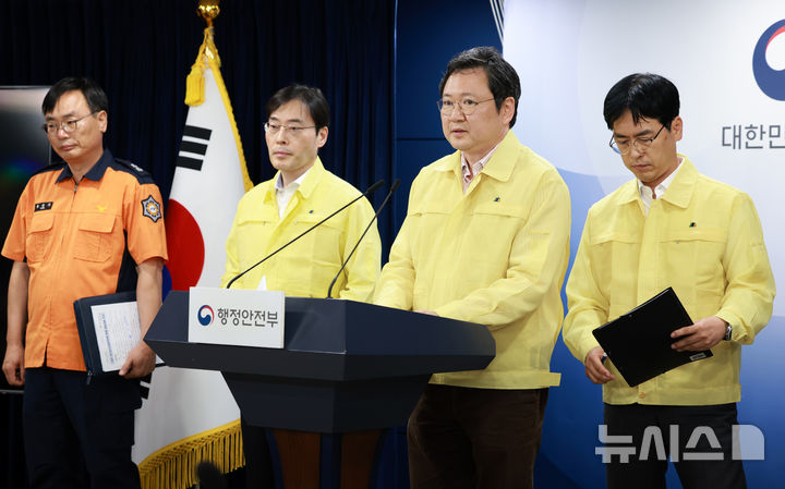 [서울=뉴시스] 이영환 기자 = 이재용 국가정보자원관리원장이 27일 오전 서울 종로구 정부서울청사에서 열린 국가정보자원관리원 화재 관련 브리핑에 참석해 기자들의 질문에 답하고 있다. 2025.09.27. 20hwan@newsis.com