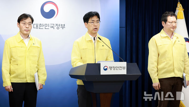 [서울=뉴시스] 이영환 기자 = 김민재 행정안전부 차관이 지난달 27일 오전 서울 종로구 정부서울청사에서 국가정보자원관리원 화재 관련 브리핑을 하고 있다. 2025.09.27. 20hwan@newsis.com