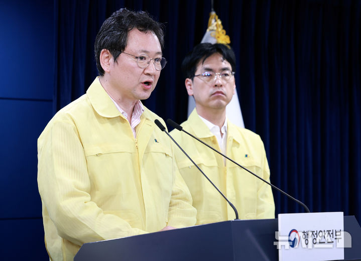[서울=뉴시스] 이영환 기자 = 이재용 국가정보자원관리원장이 27일 오전 서울 종로구 정부서울청사에서 열린 국가정보자원관리원 화재 관련 브리핑에 참석해 기자들의 질문에 답하고 있다. 2025.09.27. 20hwan@newsis.com