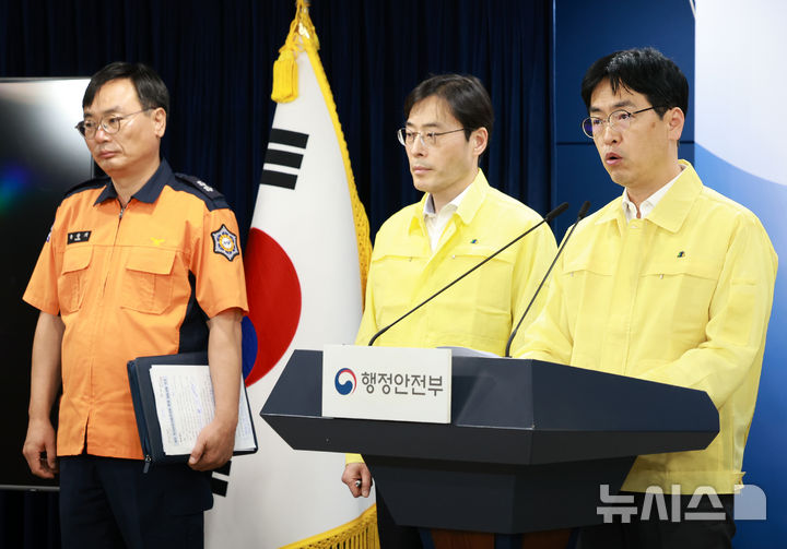 [서울=뉴시스] 이영환 기자 = 김민재 행정안전부 차관이 27일 오전 서울 종로구 정부서울청사에서 국가정보자원관리원 화재 관련 브리핑을 하고 있다. 2025.09.27. 20hwan@newsis.com