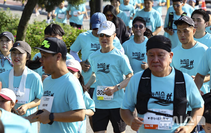 [인천=뉴시스] 박주성 기자 = 홍선근 뉴시스 회장이 27일 인천 중구 씨사이드파크 하늘구름광장에서 열린 제1회 뉴시스 바다마라톤 대회에서 5KM 부문에 출전해 달리고 있다. 2025.09.27. park7691@newsis.com