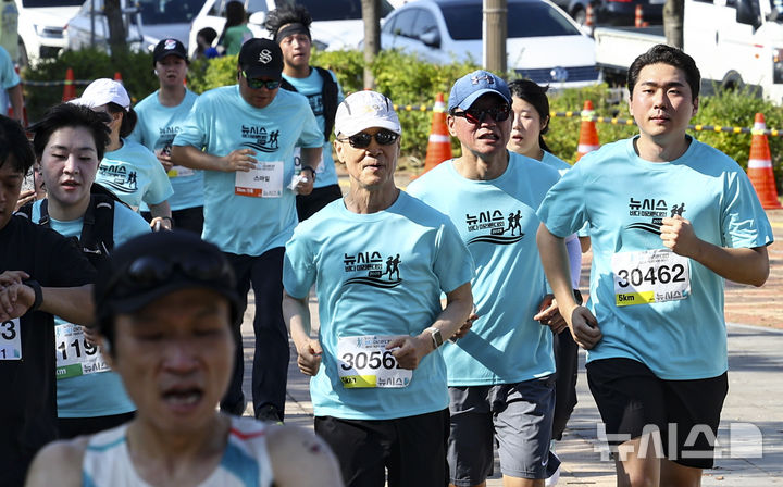 [인천=뉴시스] 박주성 기자 = 홍선근 뉴시스 회장이 27일 인천 중구 씨사이드파크 하늘구름광장에서 열린 제1회 뉴시스 바다마라톤 대회에서 5KM 부문에 출전해 결승점으로 들어오고 있다. 2025.09.27. park7691@newsis.com