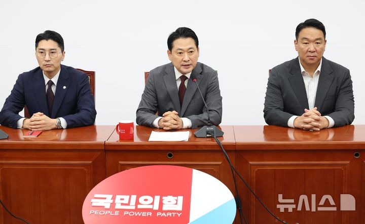 [서울=뉴시스] 조성봉 기자 = 장동혁 국민의힘 대표가 27일 오전 서울 여의도 국회에서 열린 현안관련 기자간담회에서 발언을 하고 있다. 2025.09.27. suncho21@newsis.com