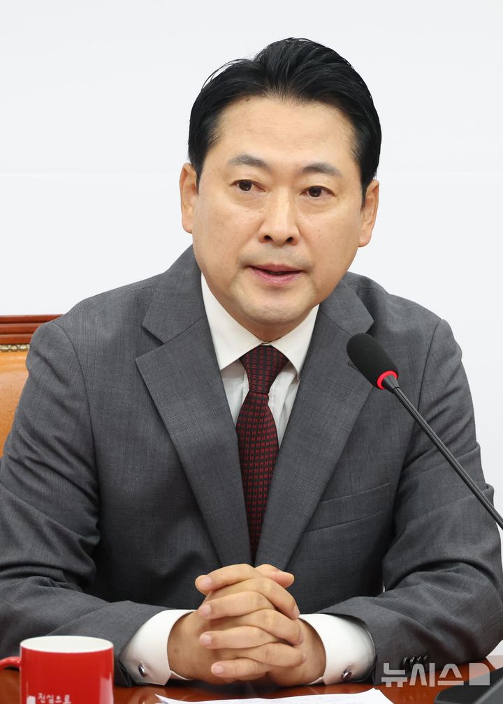 [서울=뉴시스] 조성봉 기자 = 장동혁 국민의힘 대표가 27일 오전 서울 여의도 국회에서 열린 현안관련 기자간담회에서 발언을 하고 있다. 2025.09.27. suncho21@newsis.com