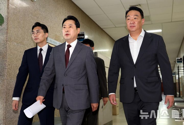 [서울=뉴시스] 조성봉 기자 = 장동혁 국민의힘 대표가 27일 오전 서울 여의도 국회에서 열린 현안관련 기자간담회에 참석하고 있다. 2025.09.27. suncho21@newsis.com