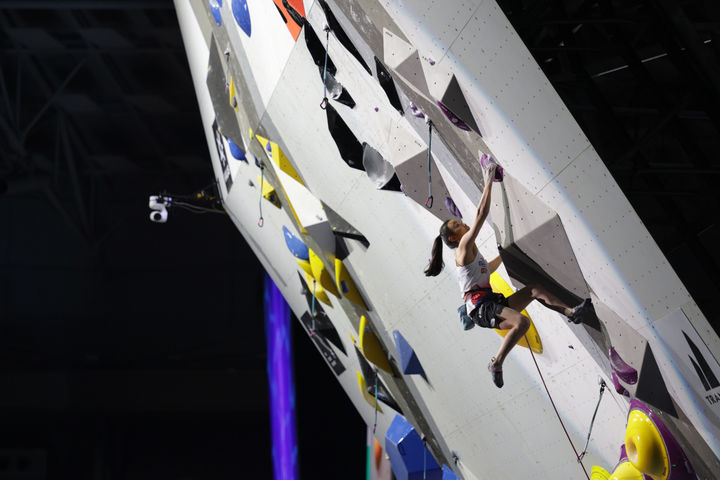 [서울=뉴시스] 이영환 기자 = 지난달 26일 서울 송파구 올림픽공원 한얼광장과 KSPODOME에서 진행되고 있는 2025 IFSC 서울 스포츠클라이밍 & 파라클라이밍 세계선수권대회에서 대한민국 국가대표 서채현이 여자 리드 결승전을 치루고 있다. (사진=대한산악연맹 제공) 2025.09.27. photo@newsis.com *재판매 및 DB 금지