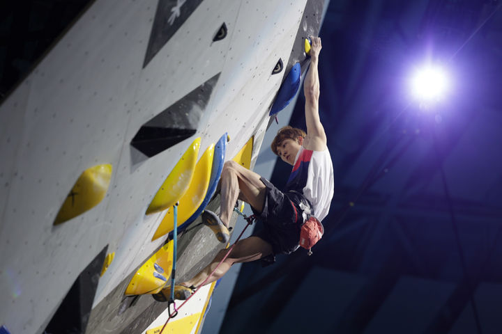 [서울=뉴시스] 이영환 기자 = 지난달 26일 서울 송파구 올림픽공원 한얼광장과 KSPODOME에서 진행되고 있는 2025 IFSC 서울 스포츠클라이밍 & 파라클라이밍 세계선수권대회에서 대한민국 국가대표 이도현이 남자 리드 결승전을 치루고 있다. (사진=대한산악연맹 제공) 2025.09.27. photo@newsis.com *재판매 및 DB 금지