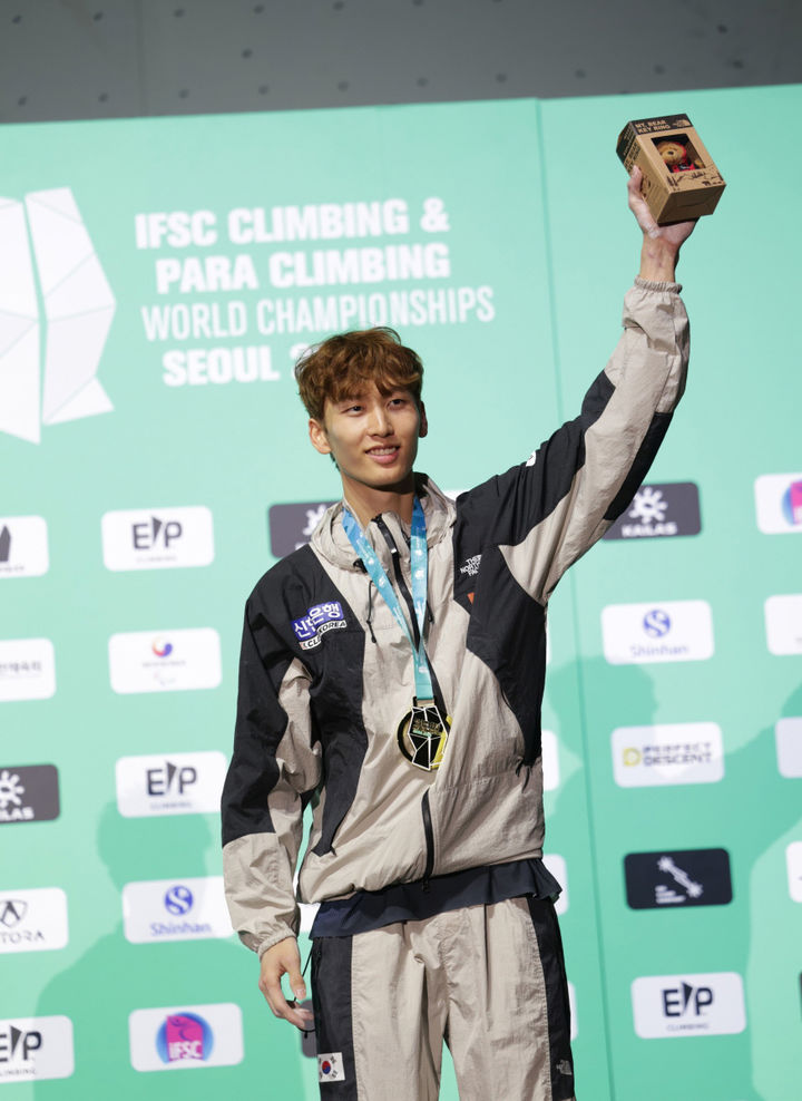 [서울=뉴시스] 이영환 기자 = 지난 26일 서울 송파구 올림픽공원 한얼광장과 KSPODOME에서 진행되고 있는 2025 IFSC 서울 스포츠클라이밍 & 파라클라이밍 세계선수권대회에서 대한민국 국가대표 이도현이 남자 리드에서 금메달을 획득한 후 기념촬영을 하고 있다. (사진=대한산악연맹 제공) 2025.09.27. photo@newsis.com *재판매 및 DB 금지