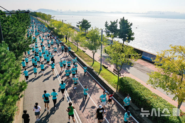 [인천=뉴시스] 황준선 기자 = 인천 중구 씨사이드파크에서 열린 제1회 뉴시스 바다마라톤 대회에서 참가자들이 힘차게 뛰고 있다. 2025.09.27. hwang@newsis.com