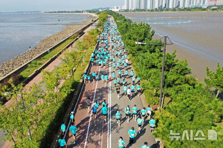 [인천=뉴시스] 황준선 기자 = 27일 인천 중구 씨사이드파크에서 열린 제1회 뉴시스 바다마라톤 대회에서 참가자들이 힘차게 뛰고 있다. 2025.09.27. hwang@newsis.com
