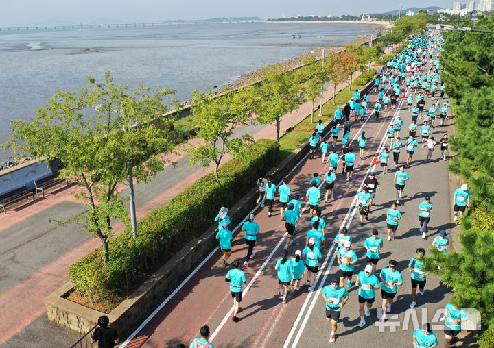 [인천=뉴시스] 황준선 기자 = 27일 인천 중구 씨사이드파크에서 열린 제1회 뉴시스 바다마라톤 대회에서 참가자들이 힘차게 뛰고 있다. 2025.09.27. hwang@newsis.com