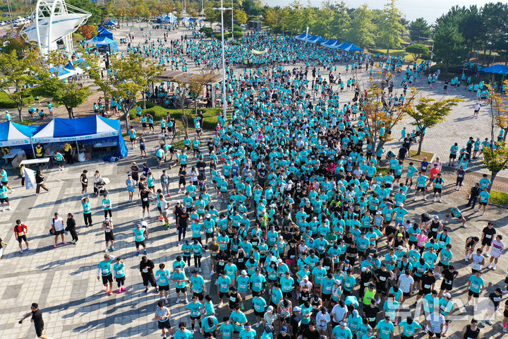 [인천=뉴시스] 황준선 기자 = 27일 인천 중구 씨사이드파크 하늘구름광장에서 열린 제1회 뉴시스 바다마라톤 대회에서 참가자들이 대기하고 있다. 2025.09.27. hwang@newsis.com