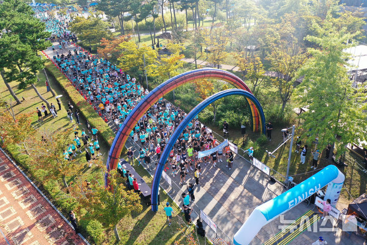 [인천=뉴시스] 황준선 기자 = 27일 인천 중구 씨사이드파크 하늘구름광장에서 열린 제1회 뉴시스 바다마라톤 대회에서 참가자들이 대기하고 있다. 2025.09.27. hwang@newsis.com