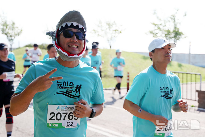 [인천=뉴시스] 조성우 기자 = 27일 인천 중구 씨사이드파크 하늘구름광장에서 열린 제1회 뉴시스 바다마라톤 대회에서 참가자들이 힘차게 달리고 있다. 2025.09.27. xconfind@newsis.com