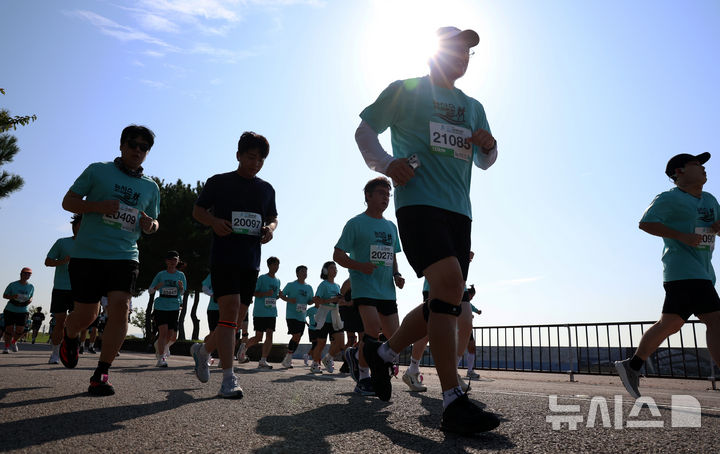 [인천=뉴시스] 조성우 기자 = 27일 인천 중구 씨사이드파크 하늘구름광장에서 열린 제1회 뉴시스 바다마라톤 대회에서 참가자들이 힘차게 달리고 있다. 2025.09.27. xconfind@newsis.com