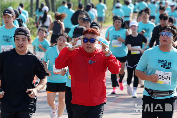 [인천=뉴시스] 조성우 기자 = 1992 바르셀로나 올림픽 금메달리스트인 '몬주익 영웅' 황영조 국민체육진흥공단 감독이 27일 인천 중구 씨사이드파크 하늘구름광장에서 열린 제1회 뉴시스 바다마라톤 대회에서 참가자들과 함께 달리고 있다. 2025.09.27. xconfind@newsis.com