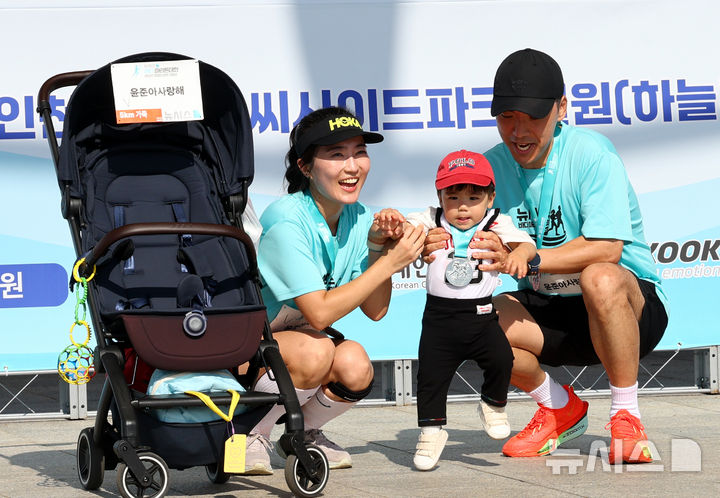 [인천=뉴시스] 박주성 기자 = 27일 인천 중구 씨사이드파크 하늘구름광장에서 열린 제1회 뉴시스 바다마라톤 대회에서 완주한 참가자들이 기념촬영을 하고 있다. 2025.09.27. park7691@newsis.com