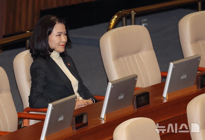 [서울=뉴시스] 조성봉 기자 = 이진숙 방송통신위원장이 27일 오전 서울 여의도 국회에서 열린 본회의에서 방송미디어통신위원회의 설치 및 운영에 관한 법률안(대안)에 대한 무제한토론을 듣고 있다. 2025.09.27. suncho21@newsis.com