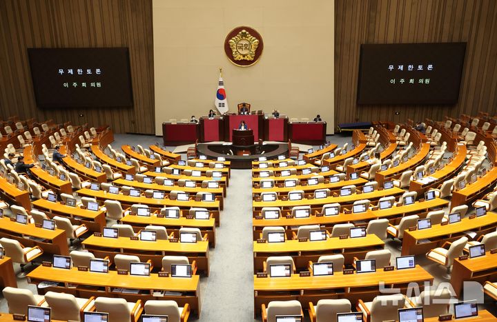 [서울=뉴시스] 조성봉 기자 = 이주희 더불어민주당 의원이 27일 오전 서울 여의도 국회에서 열린 본회의에서 방송미디어통신위원회의 설치 및 운영에 관한 법률안(대안)에 대한 찬성 무제한토론을 하고 있다. 2025.09.27. suncho21@newsis.com