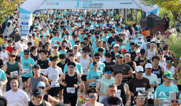 [인천=뉴시스] 조성우 기자 = 27일 인천 중구 씨사이드파크 하늘구름광장에서 열린 제1회 뉴시스 바다마라톤 대회에서 참가자들이 힘차게 달리고 있다. 2025.09.27. xconfind@newsis.com