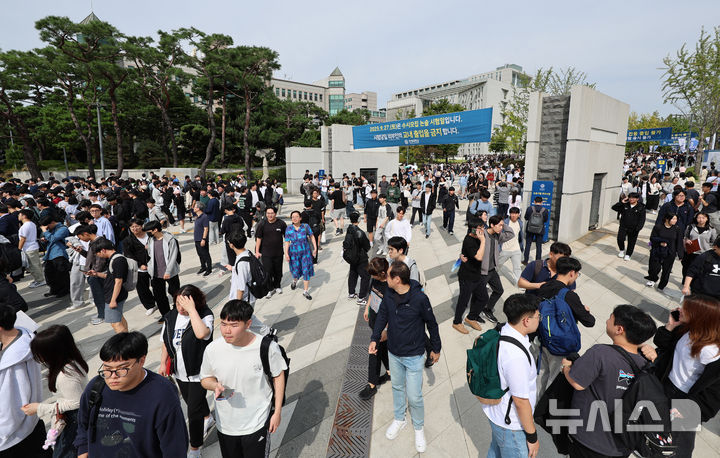 [서울=뉴시스] 이영환 기자 = 수험생들이 27일 서울 서대문구 연세대학교에서 열린 수시모집 논술 시험을 마친 후 학교 밖으로 나서고 있다. 2025.09.27. 20hwan@newsis.com