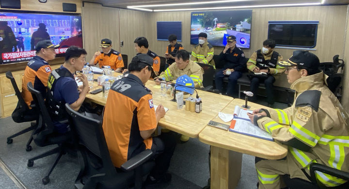 [대전=뉴시스] 강종민 기자 = 김승룡 소방청장 직무대행이 지난 26일 대전시 유성구 국가정보자원관리원 화재 현장에서 대책회의를 주재하고 있다. (사진=소방청 제공) 2025.09.27. photo@newsis.com *재판매 및 DB 금지