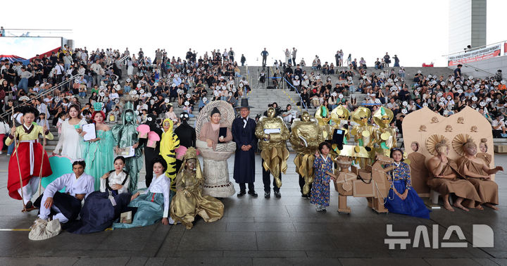 [서울=뉴시스] 이영환 기자 = 유홍준 국립중앙박물관장이 27일 오후 서울 용산구 국립중앙박물관에서 열린 2025 국중박 분장대회에서 수상자들과 기념촬영을 하고 있다. 2025.09.27. 20hwan@newsis.com