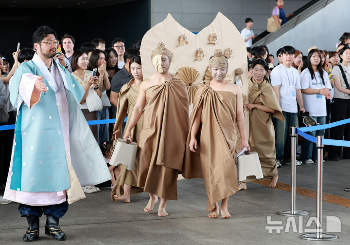 [서울=뉴시스] 이영환 기자 = 27일 오후 서울 용산구 국립중앙박물관에서 열린 2025 국중박 분장대회에서 석가모니불 다보불을 표현한 참가자가 입장하고 있다. 2025.09.27. 20hwan@newsis.com