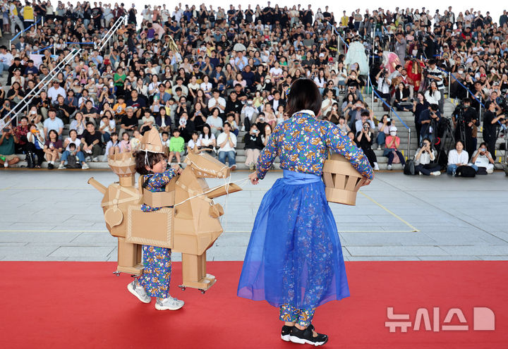 [서울=뉴시스] 이영환 기자 = 27일 오후 서울 용산구 국립중앙박물관에서 열린 2025 국중박 분장대회에서 기마인물형토기를 표현한 참가자가 입장하고 있다. 2025.09.27. 20hwan@newsis.com