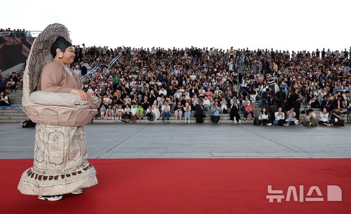 [서울=뉴시스] 이영환 기자 = 27일 오후 서울 용산구 국립중앙박물관에서 열린 2025 국중박 분장대회에서 석조약사불좌상을 표현한 참가자가 입장하고 있다. 2025.09.27. 20hwan@newsis.com