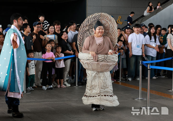 [서울=뉴시스] 이영환 기자 = 27일 오후 서울 용산구 국립중앙박물관에서 열린 2025 국중박 분장대회에서 석조약사불좌상을 표현한 참가자가 입장하고 있다. 2025.09.27. 20hwan@newsis.com