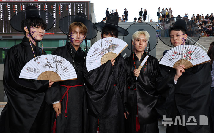 [서울=뉴시스] 이영환 기자 = 27일 오후 서울 용산구 국립중앙박물관에서 열린 2025 국중박 분장대회에서 케이팝 데몬 헌터스의 사자 보이즈 분장을 한 인플루언서가 포즈를 취하고 있다. 2025.09.27. 20hwan@newsis.com