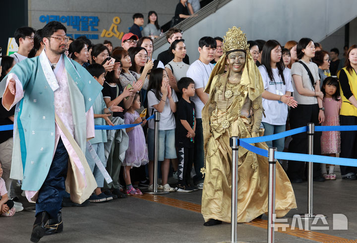 [서울=뉴시스] 이영환 기자 = 27일 오후 서울 용산구 국립중앙박물관에서 열린 2025 국중박 분장대회에서 금동관음보살좌상을 표현한 참가자가 입장하고 있다. 2025.09.27. 20hwan@newsis.com