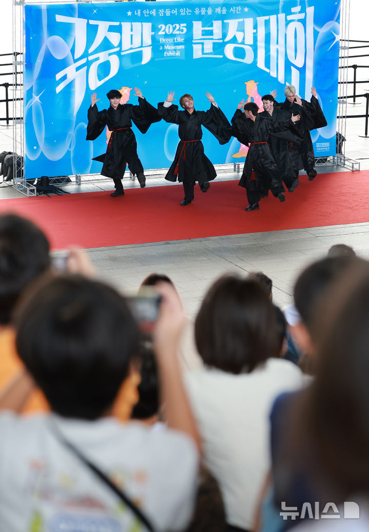 [서울=뉴시스] 이영환 기자 = 27일 오후 서울 용산구 국립중앙박물관에서 열린 2025 국중박 분장대회에서 케이팝 데몬 헌터스의 사자 보이즈 분장을 한 인플루언서가 공연을 펼치고 있다. 2025.09.27. 20hwan@newsis.com