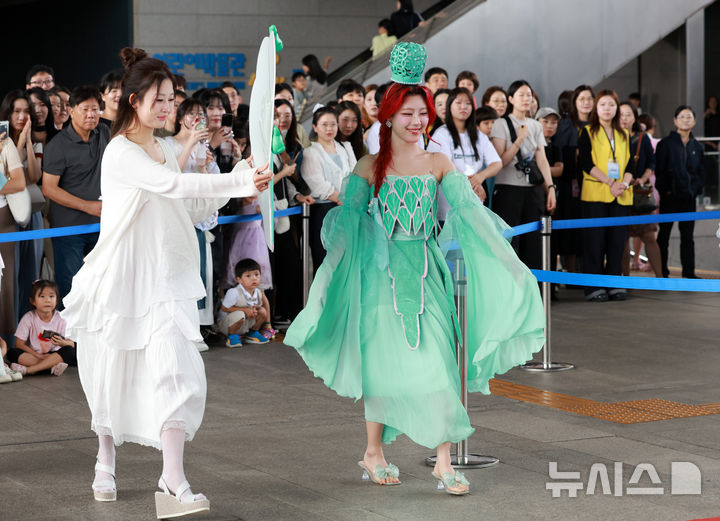 [서울=뉴시스] 이영환 기자 = 27일 오후 서울 용산구 국립중앙박물관에서 열린 2025 국중박 분장대회에서 청자 투각 칠보무늬 향로를 표현한 참가자가 입장하고 있다. 2025.09.27. 20hwan@newsis.com