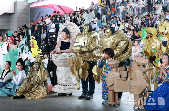 [서울=뉴시스] 이영환 기자 = 27일 오후 서울 용산구 국립중앙박물관에서 열린 2025 국중박 분장대회에서 수상자들이 기념촬영을 하고 있다. 2025.09.27. 20hwan@newsis.com