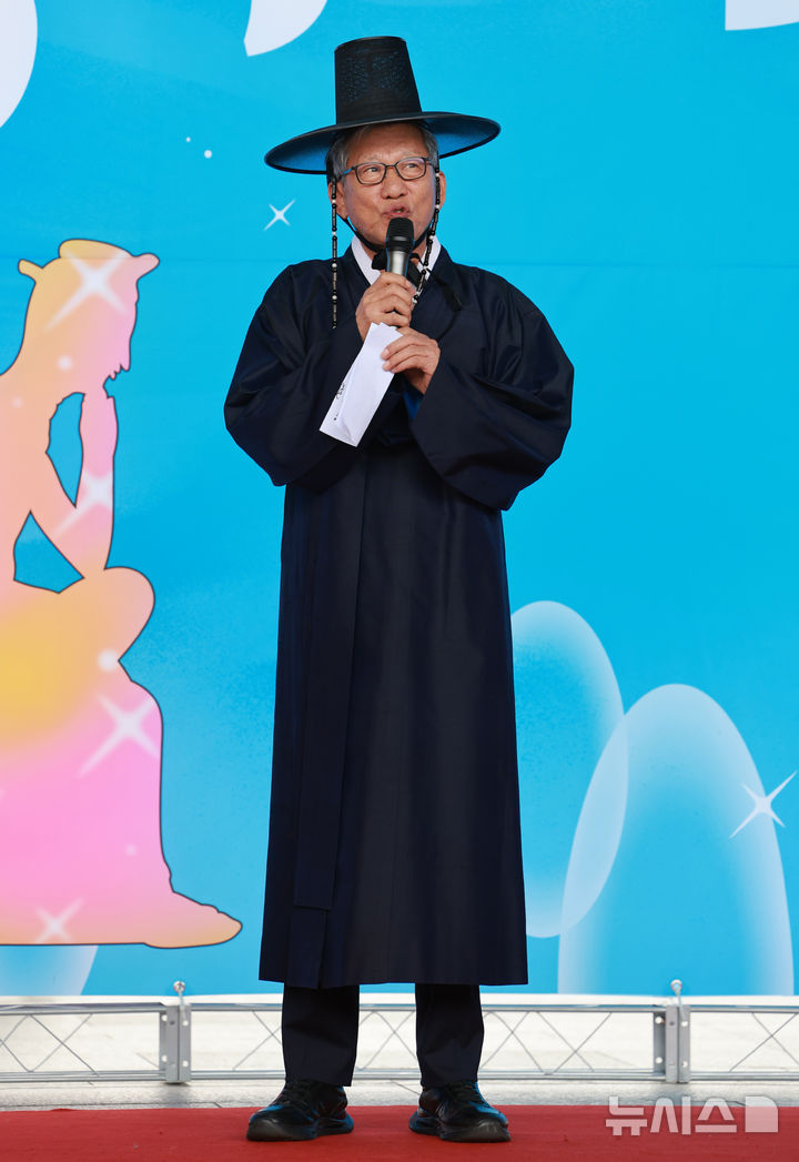 [서울=뉴시스] 이영환 기자 = 유홍준 국립중앙박물관장이 27일 오후 서울 용산구 국립중앙박물관에서 열린 2025 국중박 분장대회에서 인사말을 하고 있다. 2025.09.27. 20hwan@newsis.com