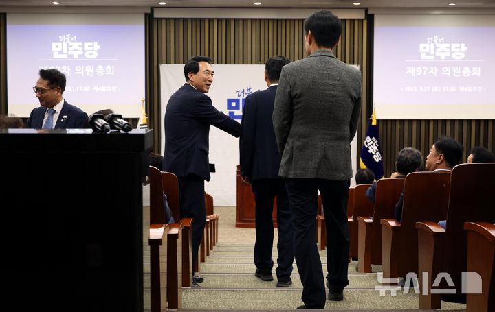 [서울=뉴시스] 조성봉 기자 = 박선원(왼쪽), 박수현 더불어민주당 의원 등이 27일 오후 서울 여의도 국회에서 열린 비공개 의원총회에 참석하고 있다. 2025.09.27. suncho21@newsis.com