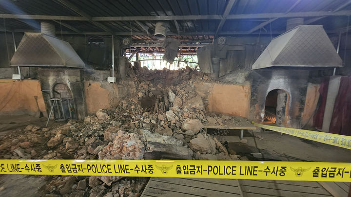 [서울=뉴시스] 김근수 기자 = 27일 오전 10시 17분께 경기 양주시 장흥면의 한 찜질방 내부에서 가스 폭발 사고가 발생해 이용객과 직원 등 28명이 다치고 72명이 대피하는 소동이 벌어졌다. 사진은 찜질방 사고 현장 모습. (사진= 경기도북부소방재난본부 제공) 2025.09.27. photo@newsis.com *재판매 및 DB 금지