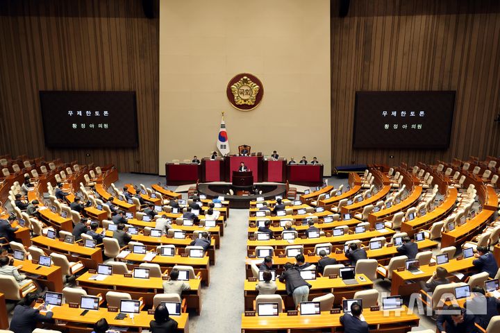 [서울=뉴시스] 조성봉 기자 = 황정아 더불어민주당 의원이 27일 오후 서울 여의도 국회에서 열린 본회의에서 방송미디어통신위원회의 설치 및 운영에 관한 법률안(대안)에 대한 찬성 무제한토론을 하고 있다. 2025.09.27. suncho21@newsis.com