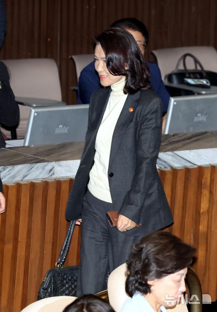 [서울=뉴시스] 조성봉 기자 = 이진숙 방송통신위원장이 27일 오후 서울 여의도 국회에서 열린 본회의에서 방송미디어통신위원회의 설치 및 운영에 관한 법률안(대안)이 가결되자 굳은 표정으로 자리를 떠나고 있다. 2025.09.27. suncho21@newsis.com