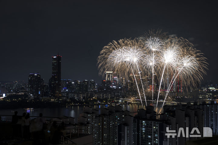 [서울=뉴시스] 김근수 기자 = 27일 오후 서울 여의도 한강공원 일원에서 2025 서울세계불꽃축제가 열리고 있다 2025.09.27. ks@newsis.com