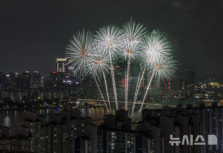 [서울=뉴시스] 김근수 기자 = 27일 오후 서울 여의도 한강공원 일원에서 2025 서울세계불꽃축제가 열리고 있다 2025.09.27. ks@newsis.com
