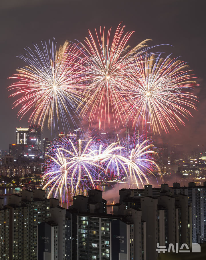 [서울=뉴시스] 김근수 기자 = 27일 오후 서울 여의도 한강공원 일원에서 2025 서울세계불꽃축제가 열리고 있다 2025.09.27. ks@newsis.com