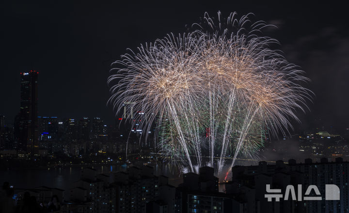 [서울=뉴시스] 김근수 기자 = 27일 오후 서울 여의도 한강공원 일원에서 2025 서울세계불꽃축제가 열리고 있다 2025.09.27. ks@newsis.com